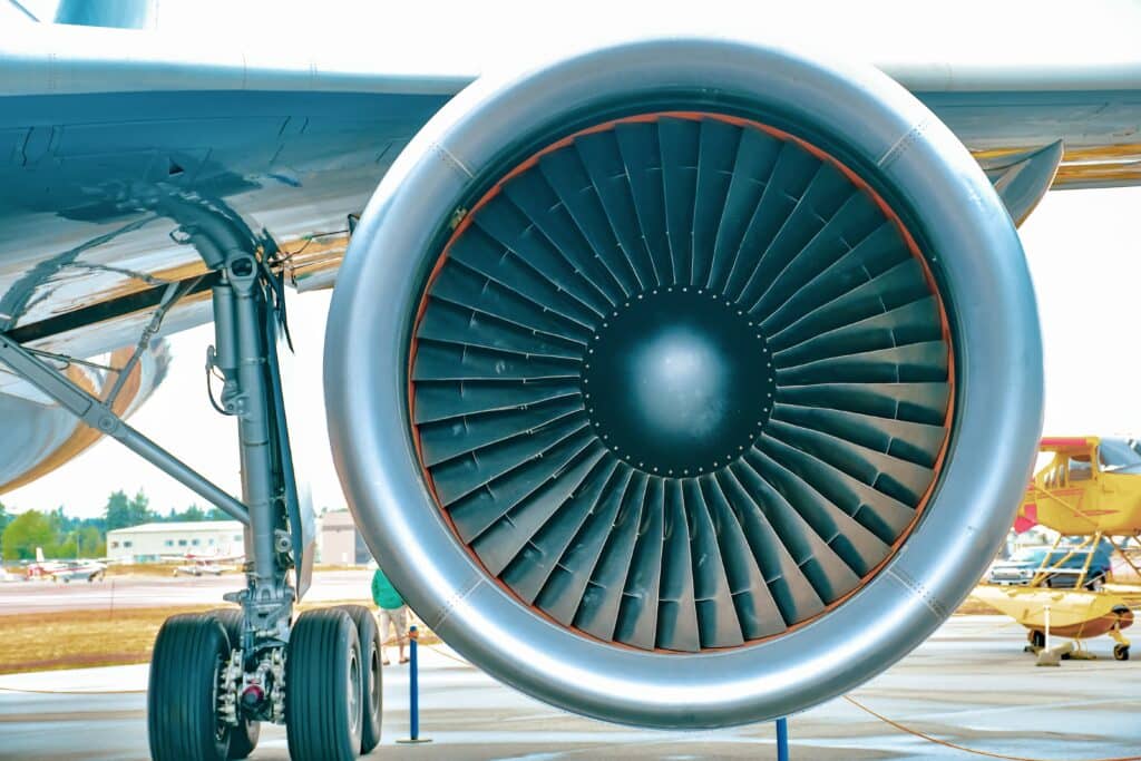 Can planes fly with one engine